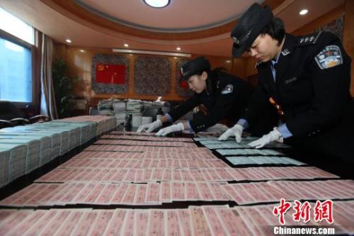 資料圖：警方正在清點(diǎn)假火車(chē)票以及單據等。 胡金力 攝