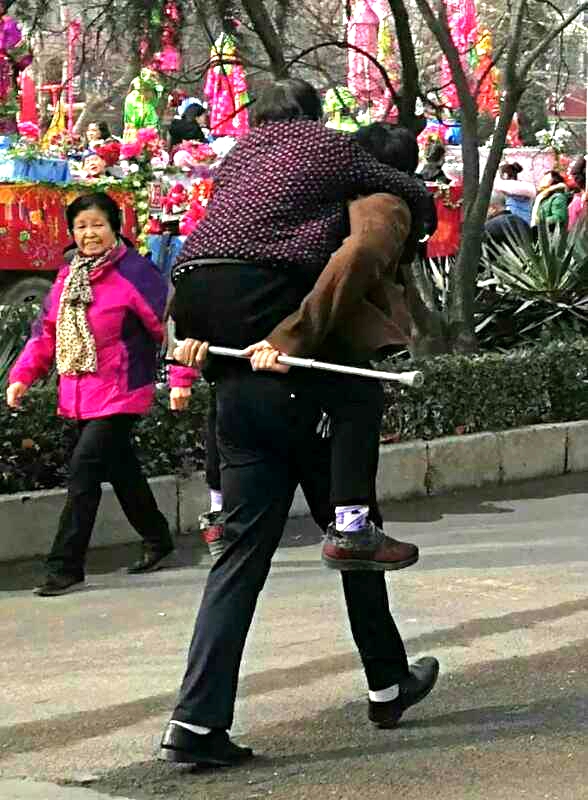 一張照片感動(dòng)一座城 五旬孝子背母看社火成“網(wǎng)紅”