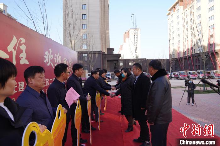 圖為2021年11月23日，臺前縣黃河灘區搬遷群眾拿到“金鑰匙”?！⊥鯙榉?攝
