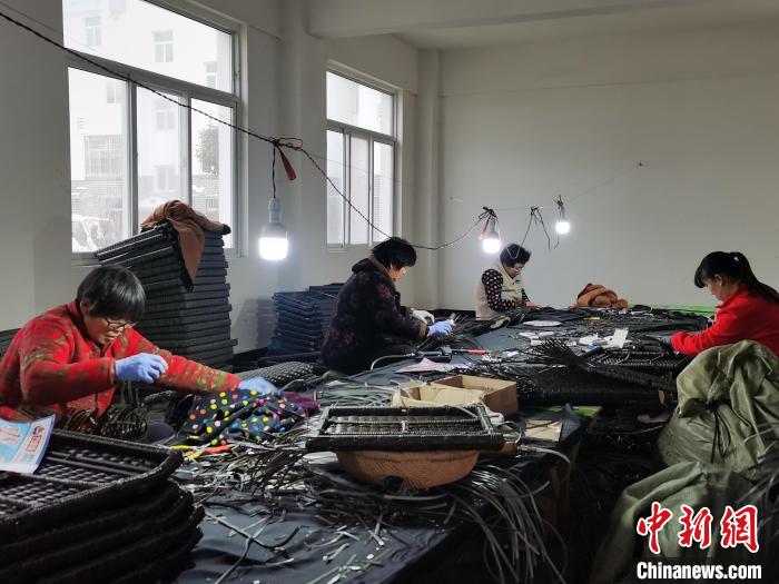 圖為范縣張莊鎮鳳凰社區里正在做手工藤編的村民?！Ⅸi 攝