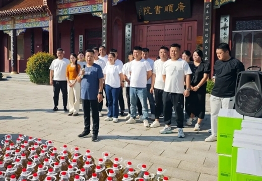 范?縣濮城鎮開(kāi)展了中秋節為環(huán)衛工人獻溫暖活動(dòng)